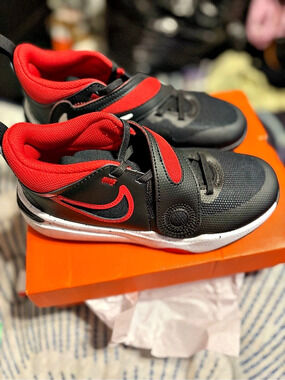 Nike Team Hustle D 11 Kids' Sneakers Black & Red US 3Y New
